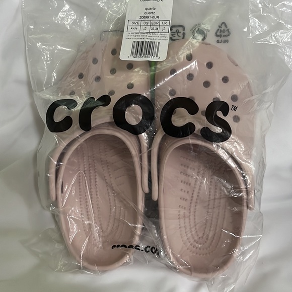🌸 NEW Crocs Classic Clog Kids J2 Quartz - Picture 2 of 3